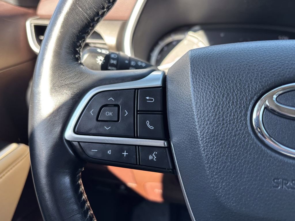 Used 2022 Toyota Highlander XLE AWD/4WD image 27