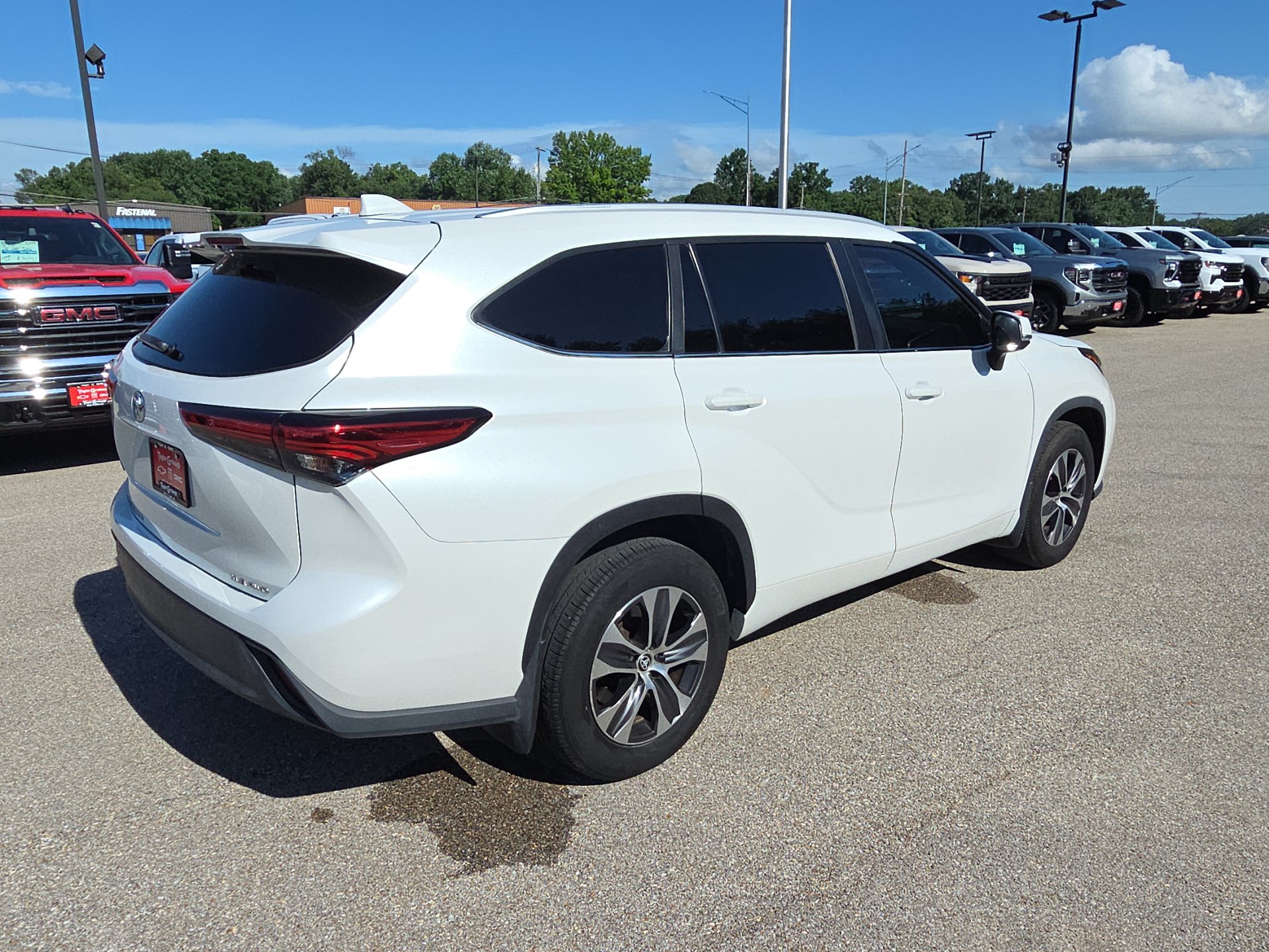 Used 2023 Toyota Highlander XLE AWD/4WD image 8