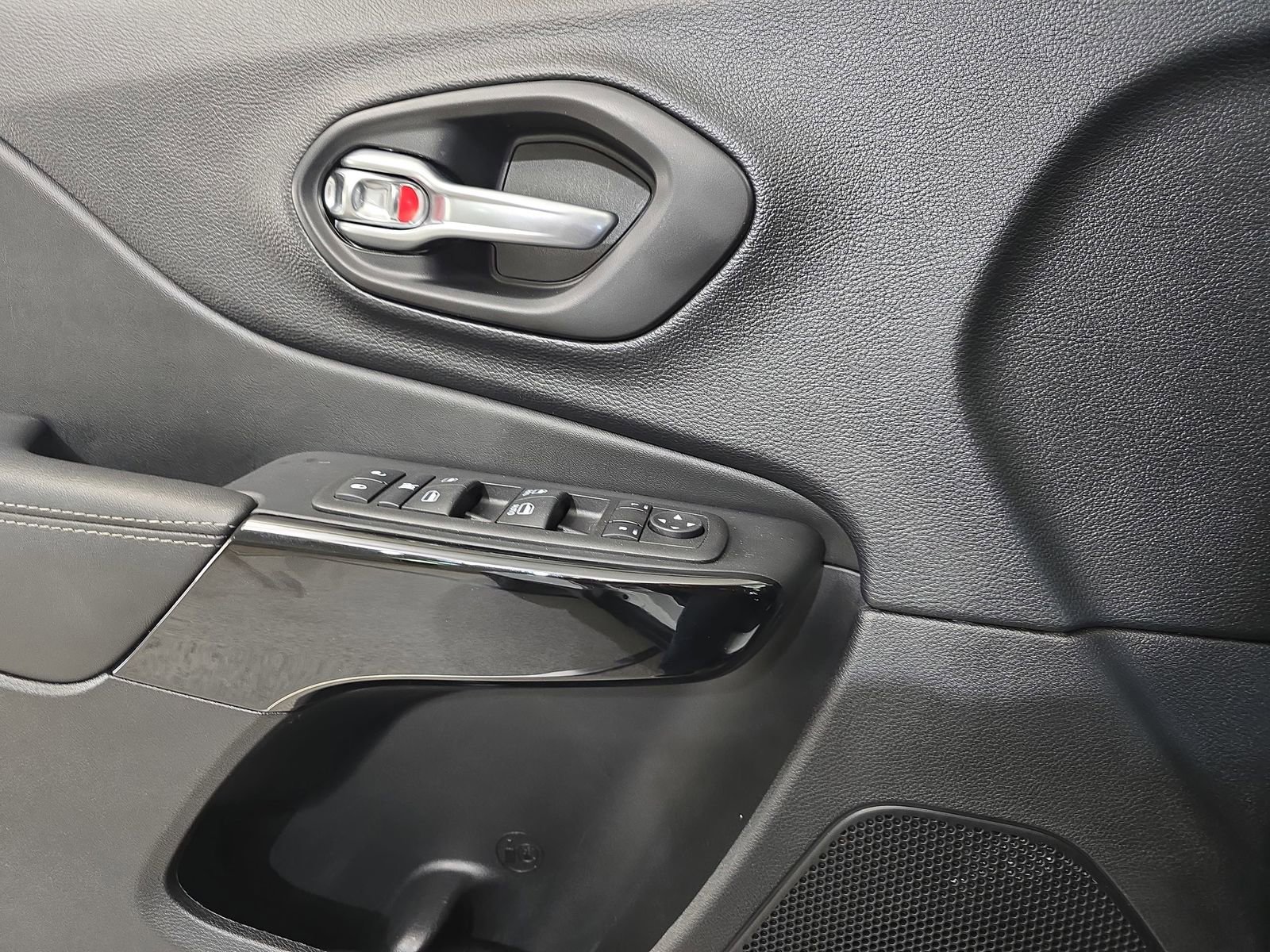 Used 2023 Jeep Cherokee Altitude Lux image 29