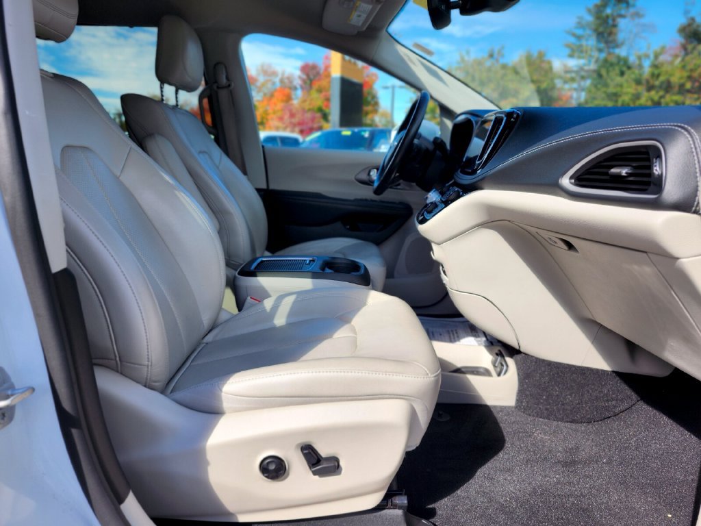 Used 2021 Chrysler Pacifica Touring-L w/ Uconnect Theater Family Group FWD image 11