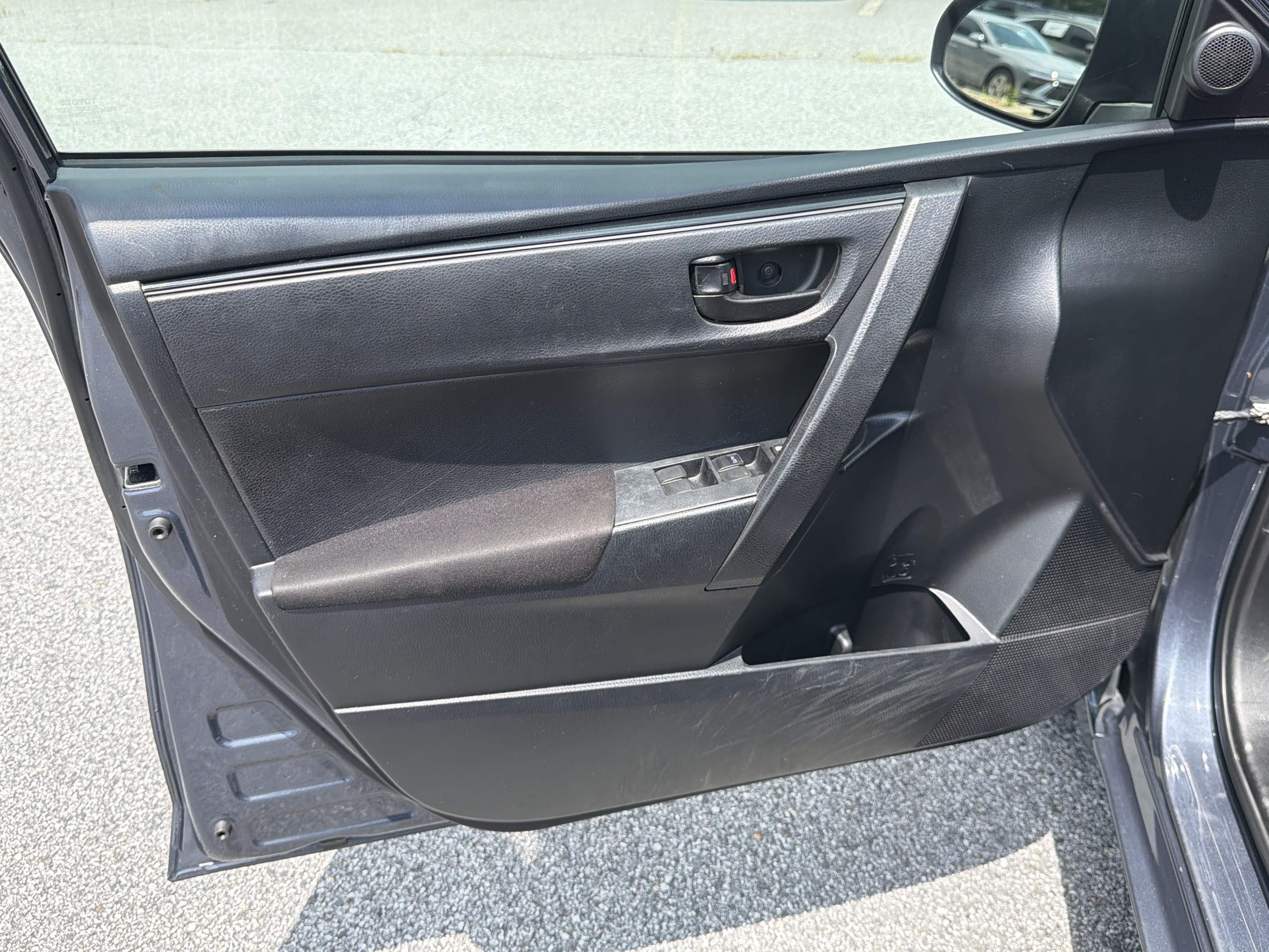Used 2018 Toyota Corolla L FWD image 12