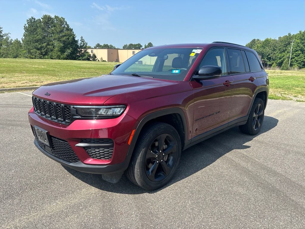 Used 2023 Jeep Grand Cherokee Altitude AWD/4WD image 3