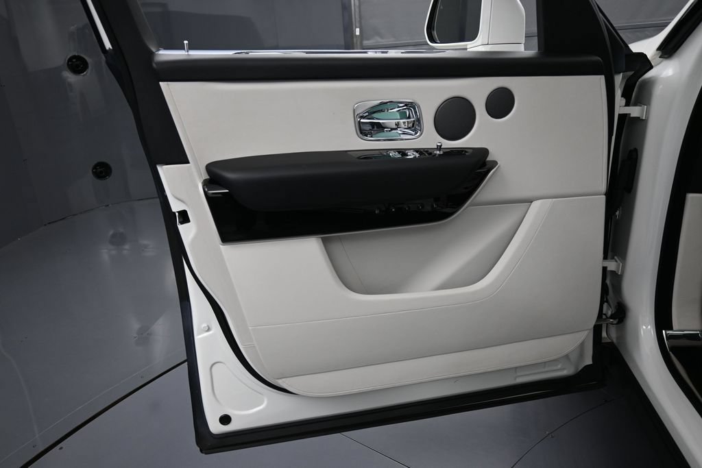 Certified 2022 Rolls-Royce Cullinan w/ Dark Exterior Package AWD/4WD image 15