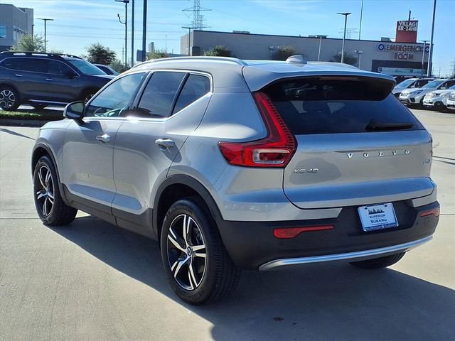 Used 2025 Volvo XC40 B5 Core image 2