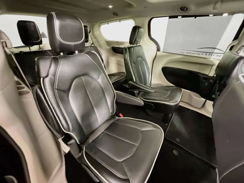 Used 2023 Chrysler Pacifica Limited FWD image 30
