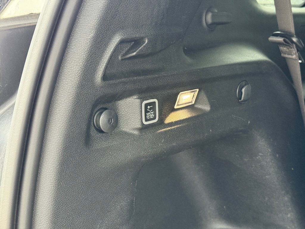 Used 2023 Jeep Grand Cherokee L Laredo image 28