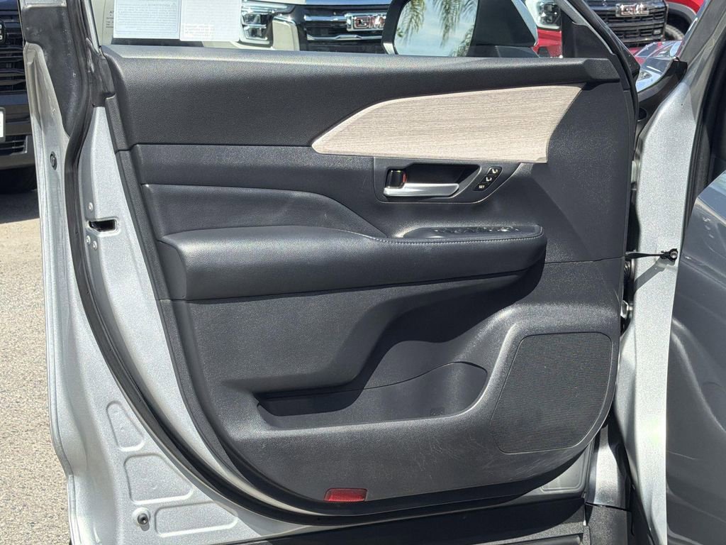 Used 2024 Toyota Grand Highlander Limited image 19