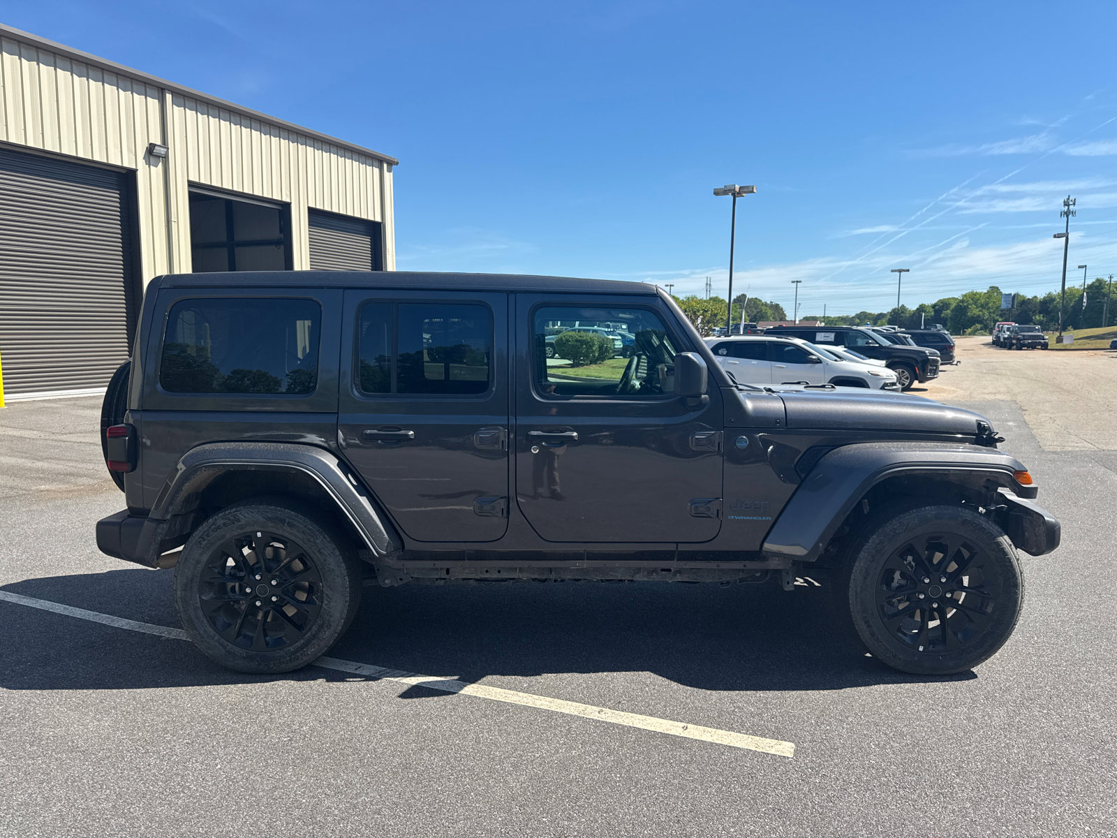 Used 2025 Jeep Wrangler Unlimited Sahara w/ Safety Group AWD/4WD image 5