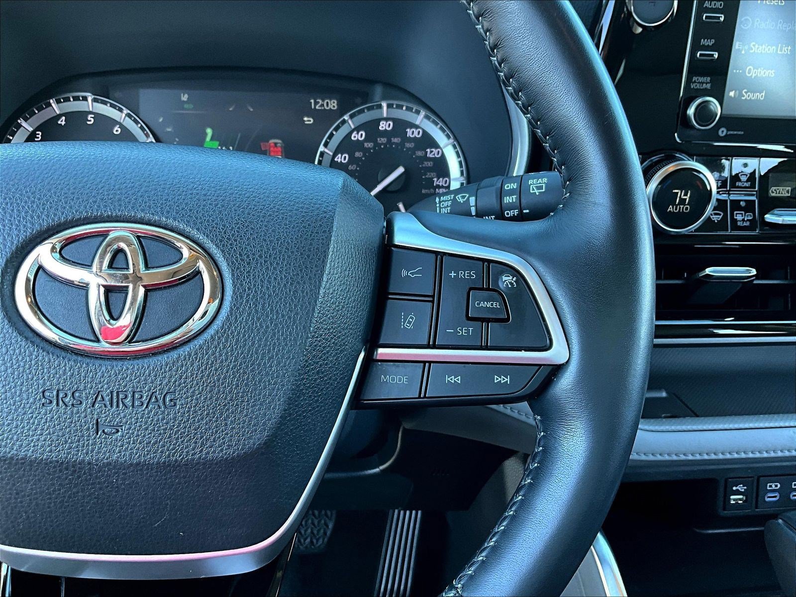 Used 2022 Toyota Highlander Limited AWD/4WD image 12