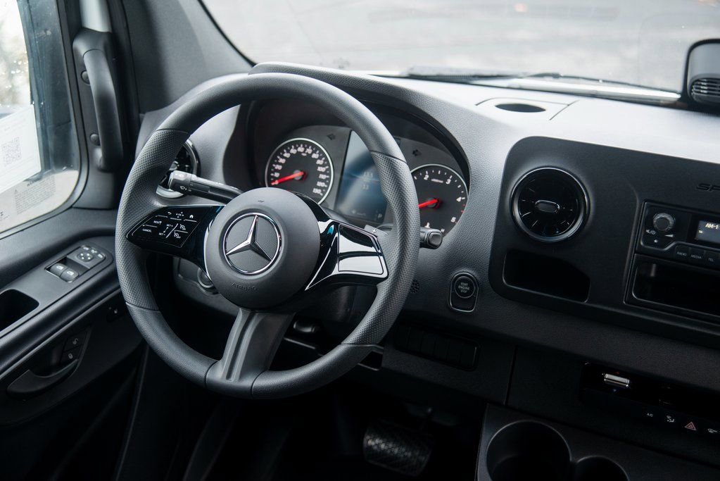 Used 2025 Mercedes-Benz Sprinter 2500 image 31