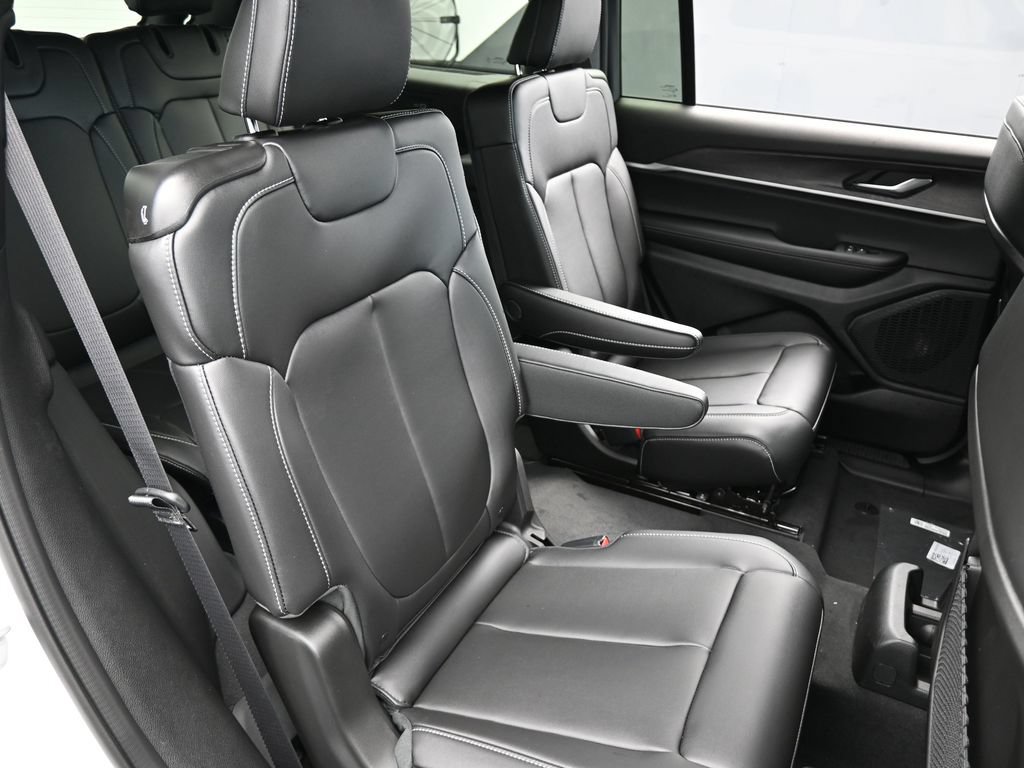 Used 2025 Jeep Grand Cherokee L Limited w/ Black Appearance Package AWD/4WD image 39