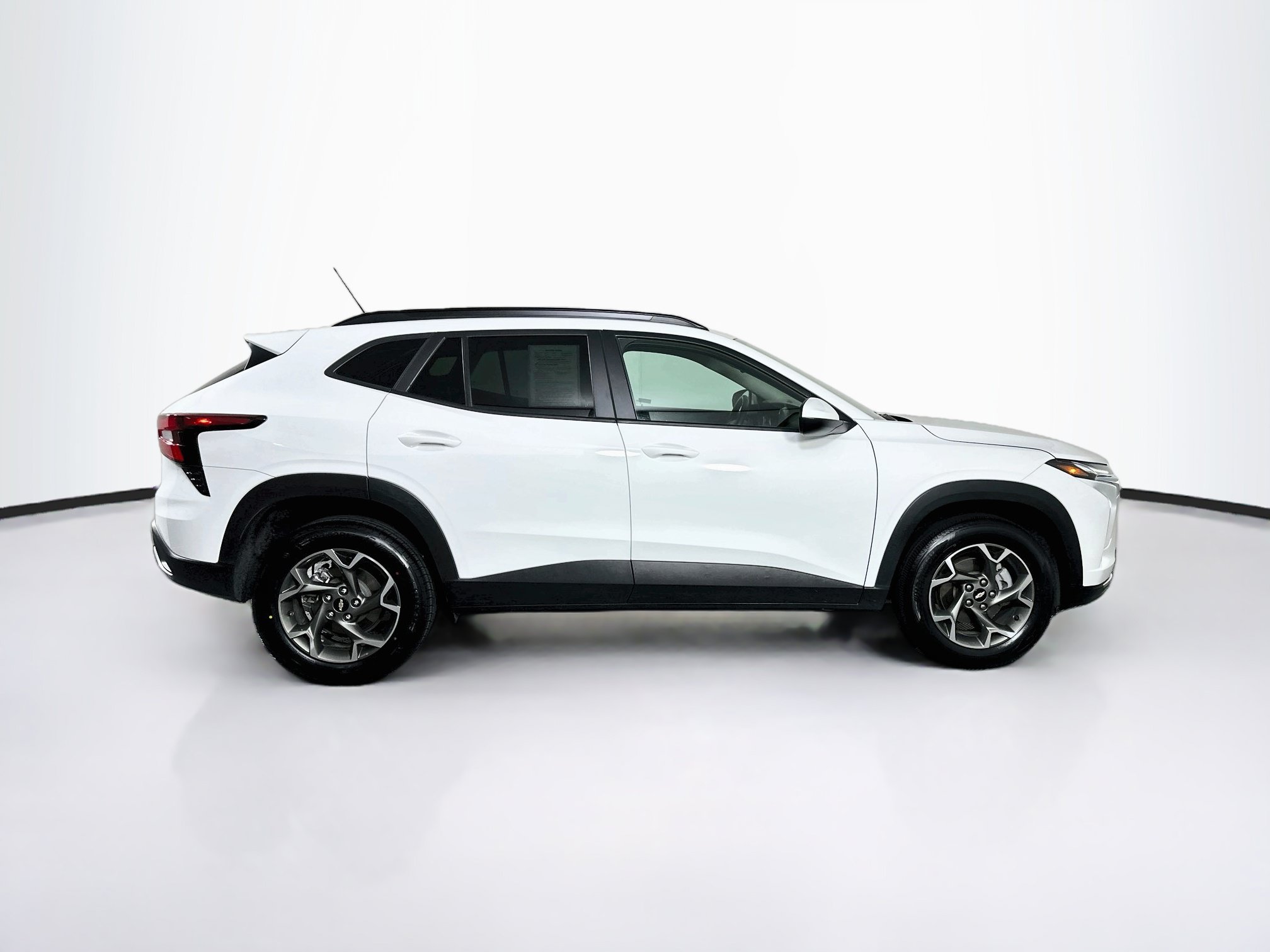 Used 2025 Chevrolet Trax LT FWD image 10
