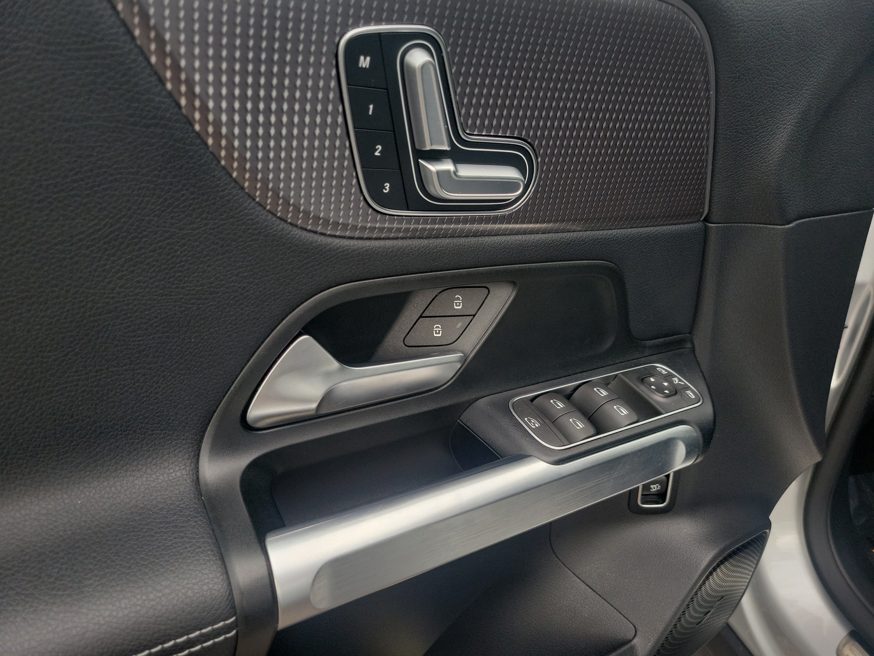 Certified 2023 Mercedes-Benz EQB 300 4MATIC image 17