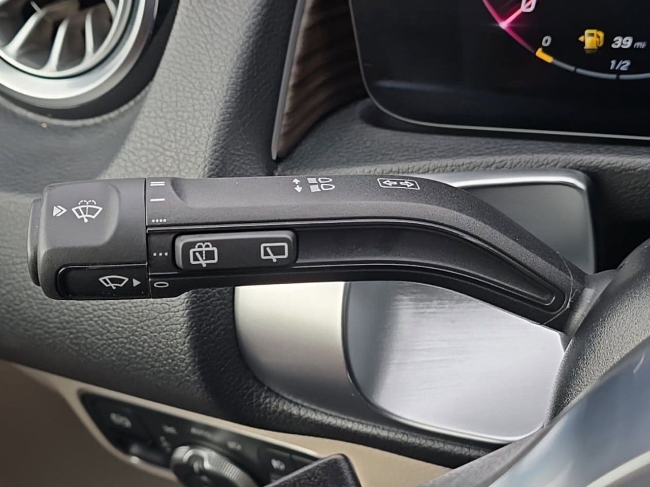 Used 2025 Mercedes-Benz GLB 250 4MATIC image 22