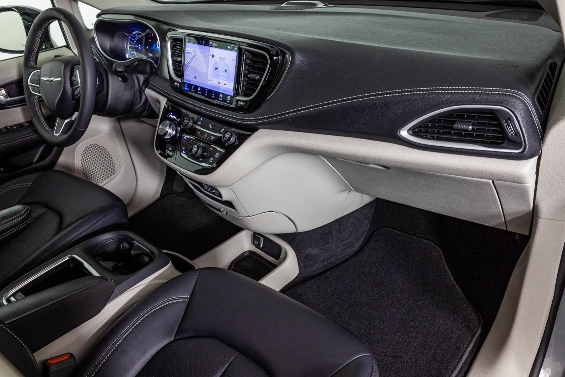 Used 2024 Chrysler Pacifica Limited FWD image 47