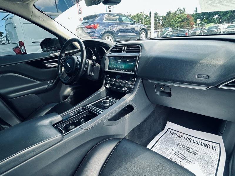 Used 2020 Jaguar F-PACE Premium AWD/4WD image 16