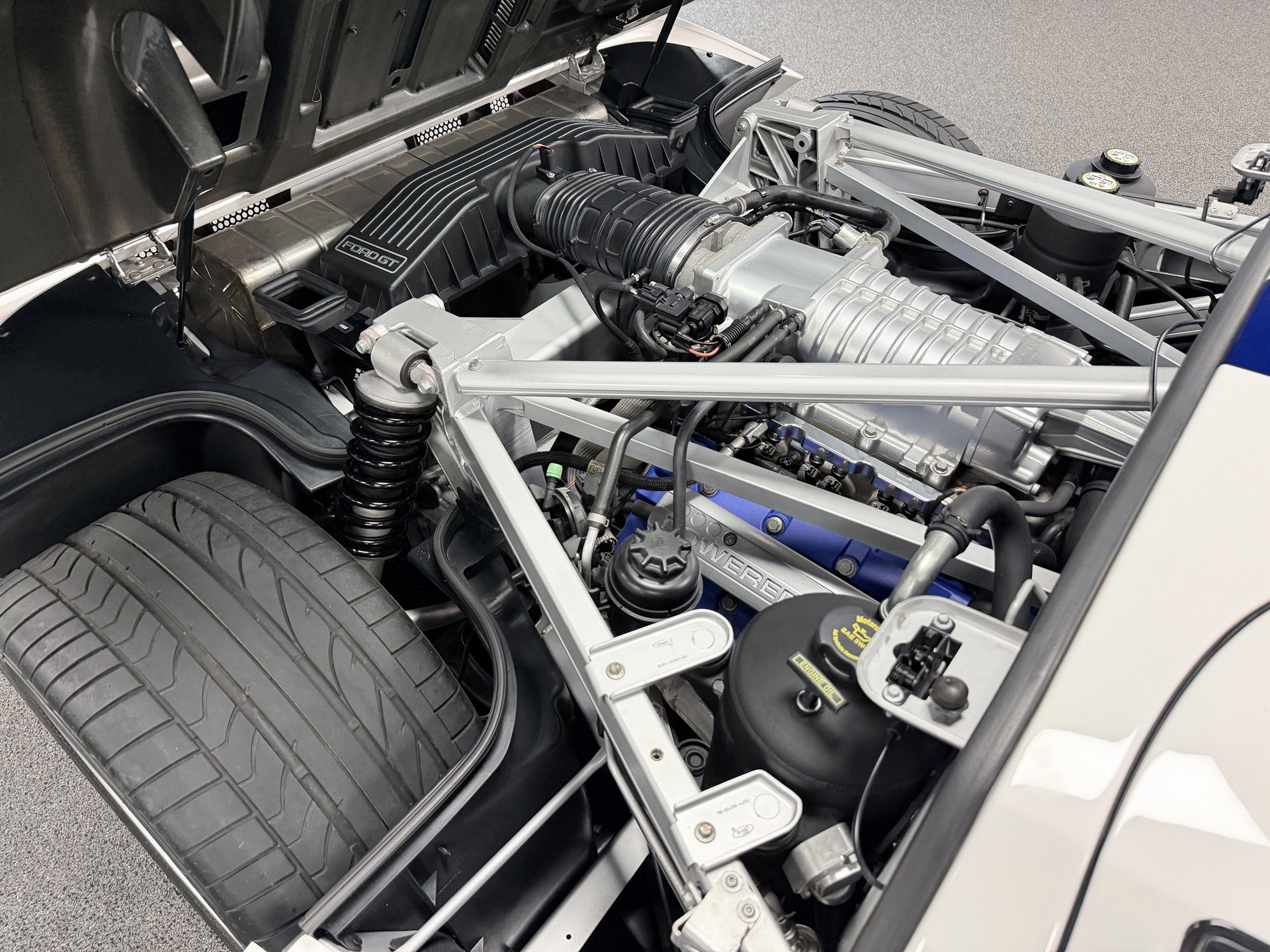 Used 2005 Ford GT RWD image 16