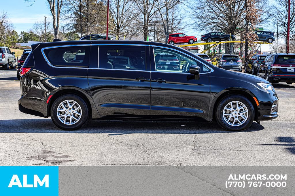 Used 2024 Chrysler Pacifica Touring-L FWD image 10