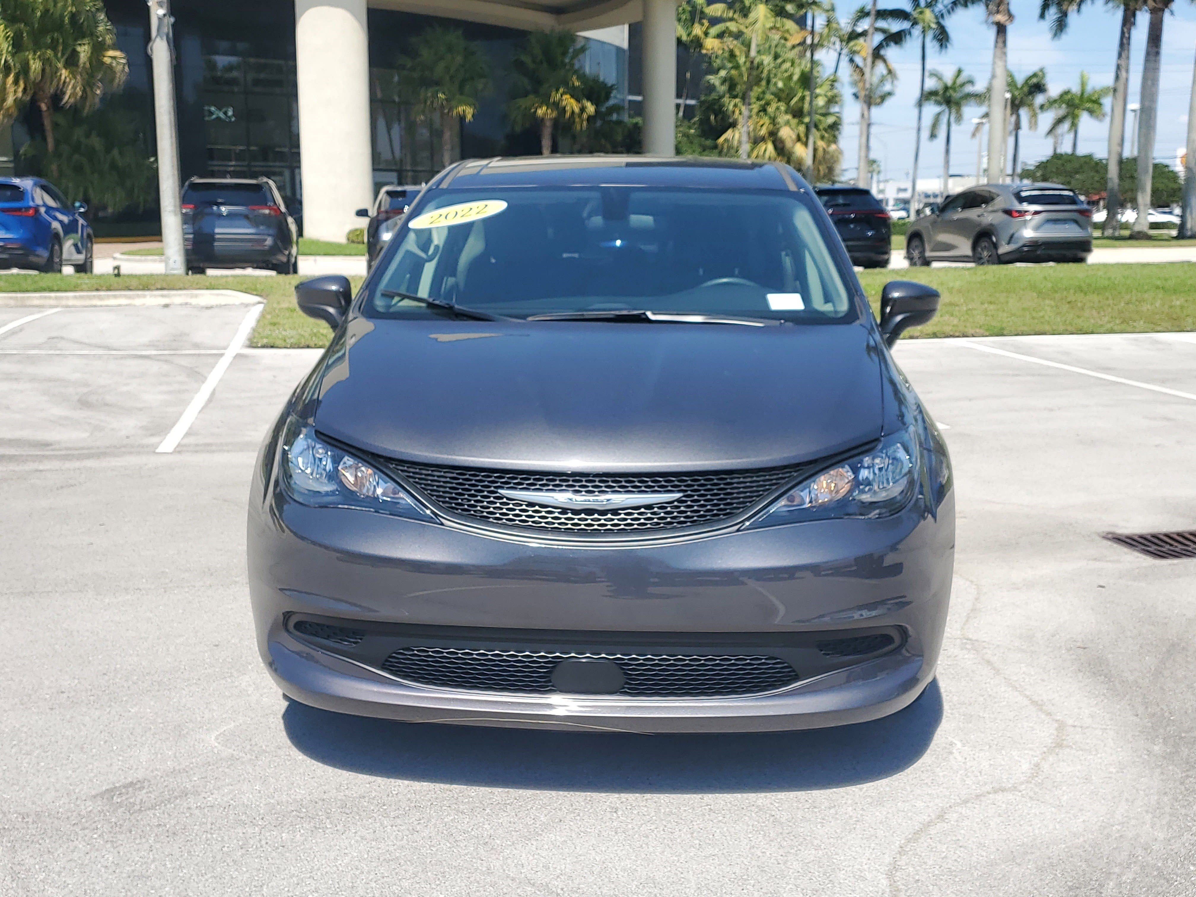 Used 2022 Chrysler Voyager LX image 8