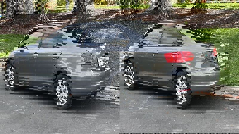 Used 2011 Volkswagen Jetta SE image 3