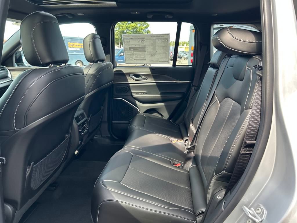 New 2025 Jeep Grand Cherokee Limited w/ Luxury Tech Group II image 24