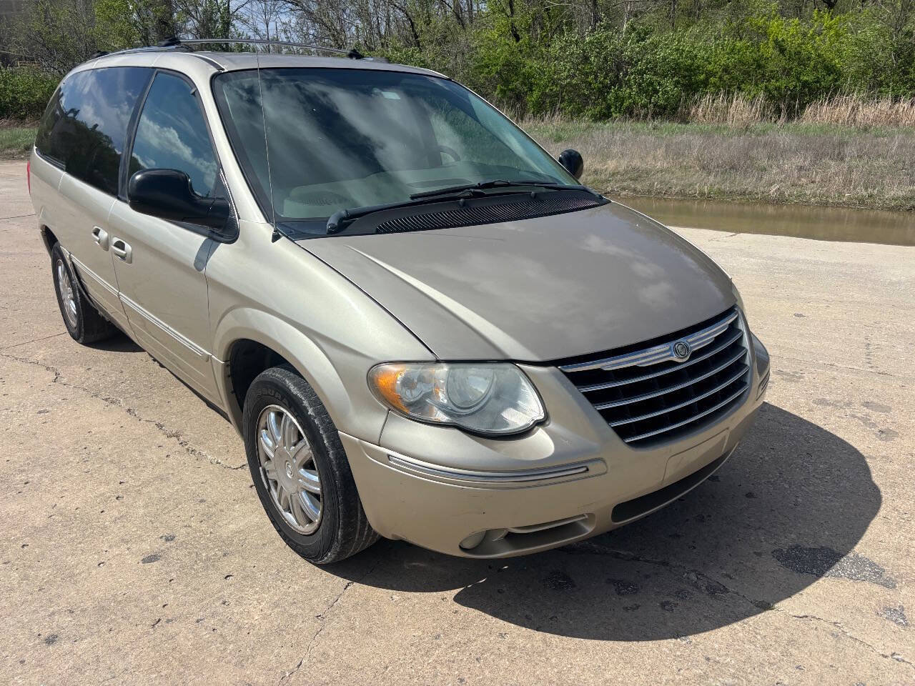 Used 2005 Chrysler Town & Country Limited w/ Trailer Tow Group FWD image 4
