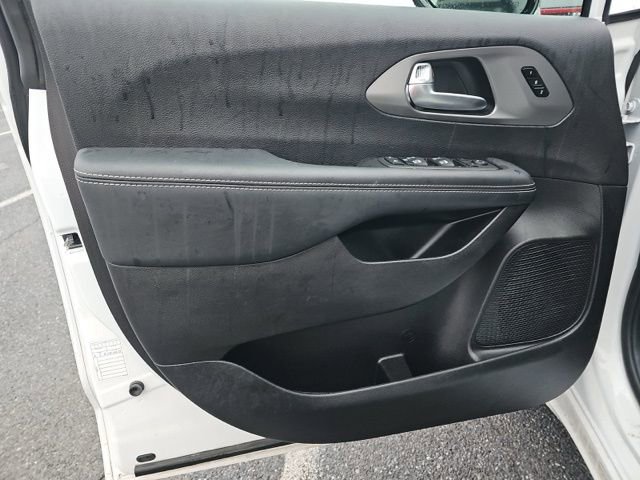 Used 2025 Chrysler Pacifica Select image 16