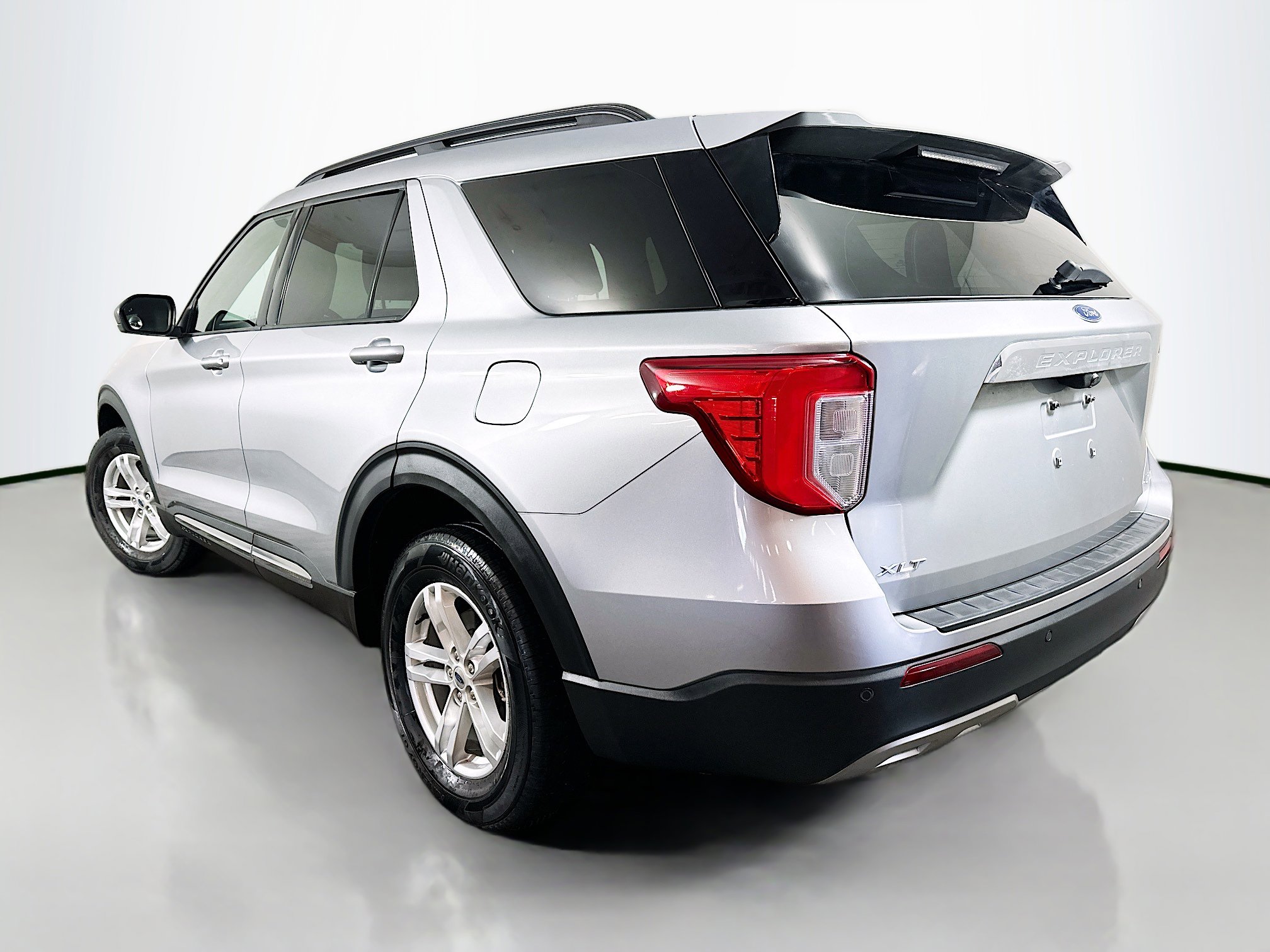 Used 2022 Ford Explorer XLT w/ Equipment Group 202A image 5