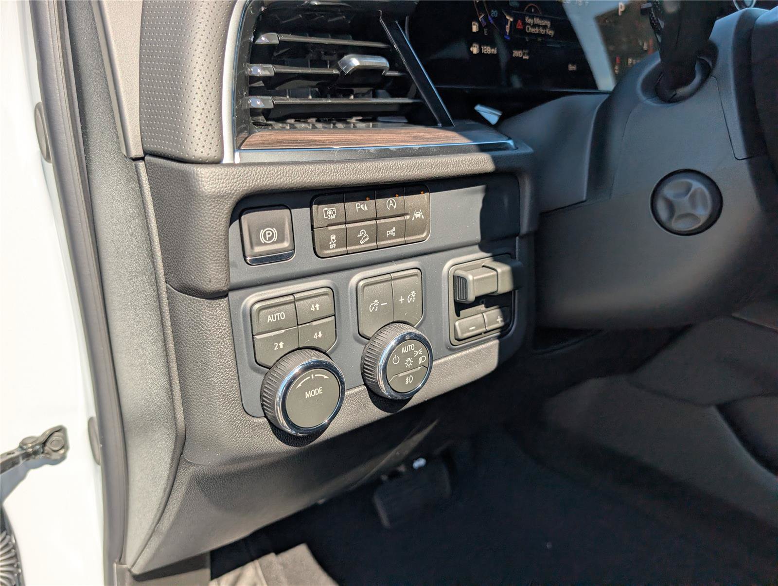 New 2026 Chevrolet Suburban Premier w/ Sun And Tow Package AWD/4WD image 21