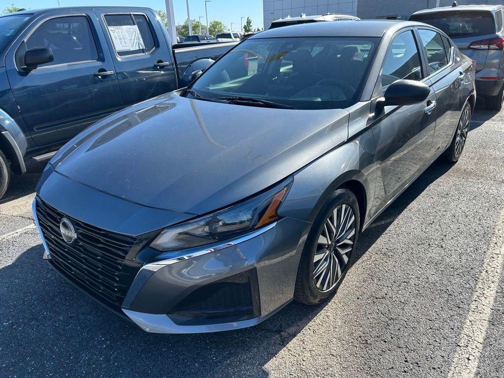 Used 2024 Nissan Altima 2.5 SV FWD image 2