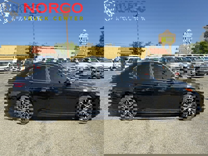 Used 2020 Toyota Camry SE image 1