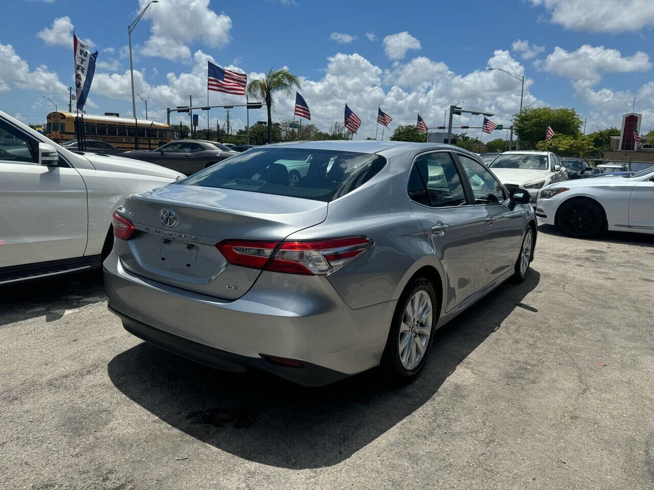 Used 2018 Toyota Camry LE image 6