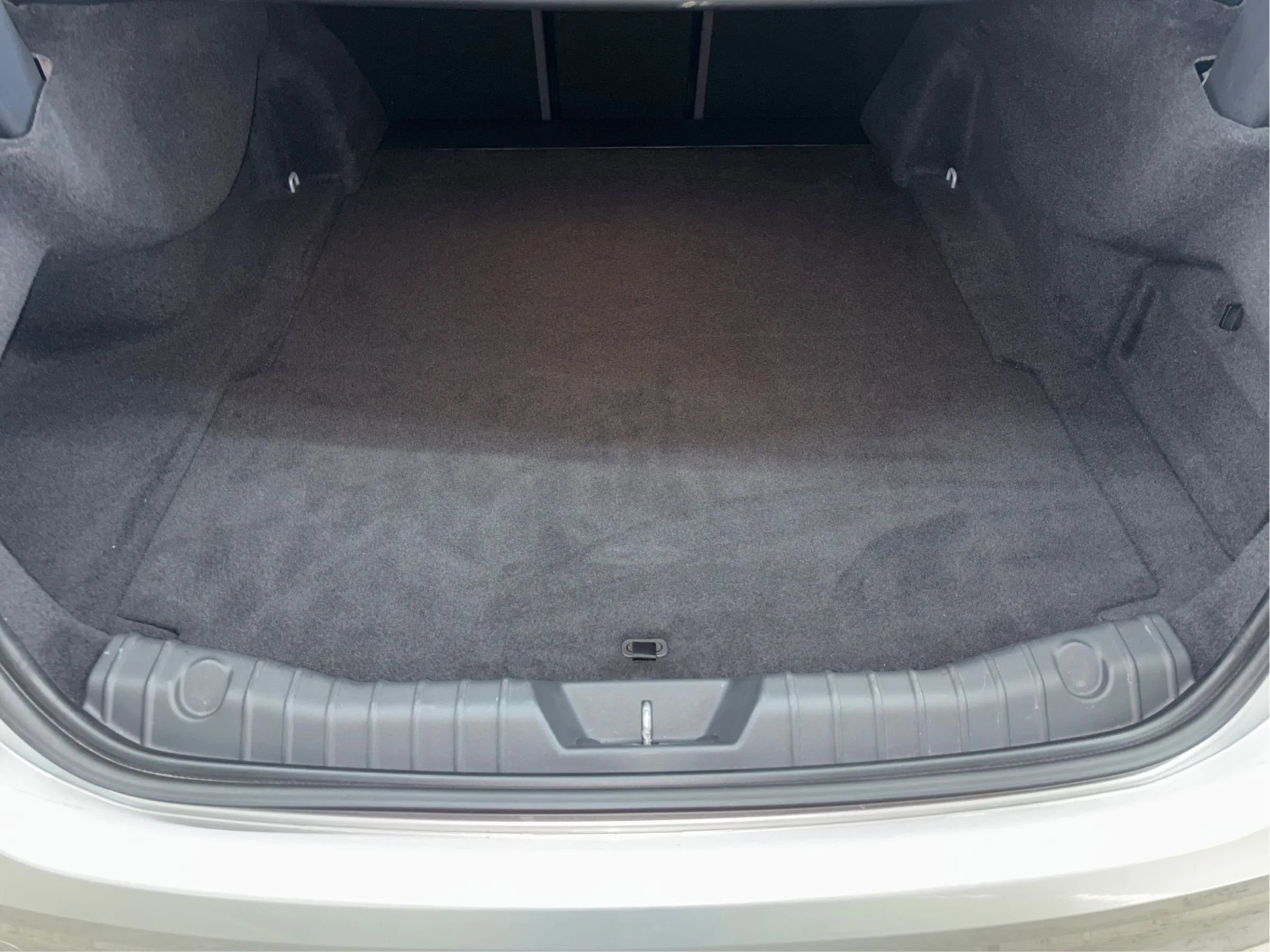 Used 2018 Jaguar XF Premium image 16