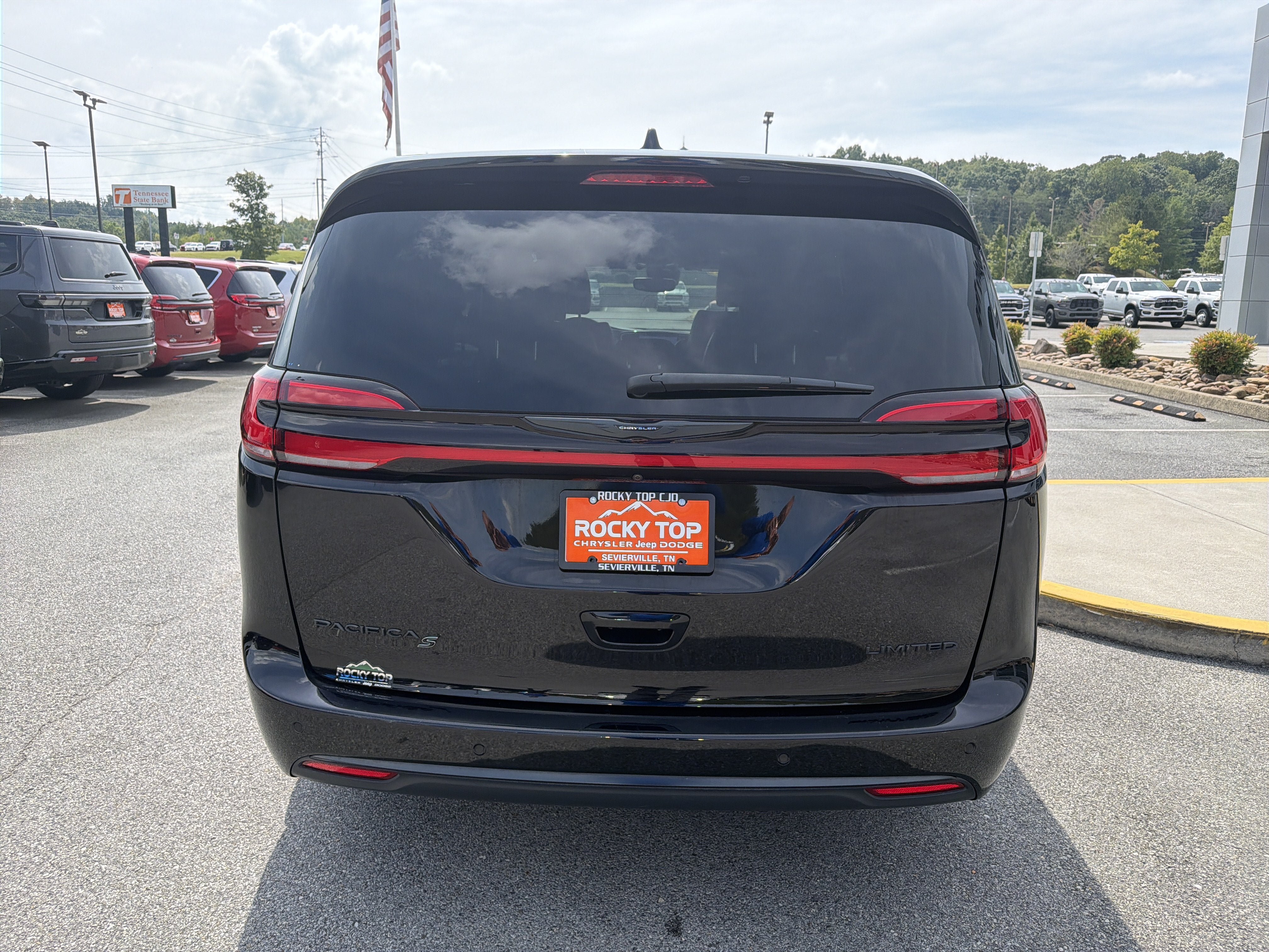Used 2025 Chrysler Pacifica Limited FWD image 8
