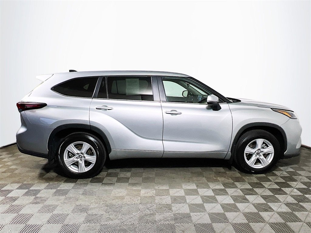 Certified 2024 Toyota Highlander LE image 9