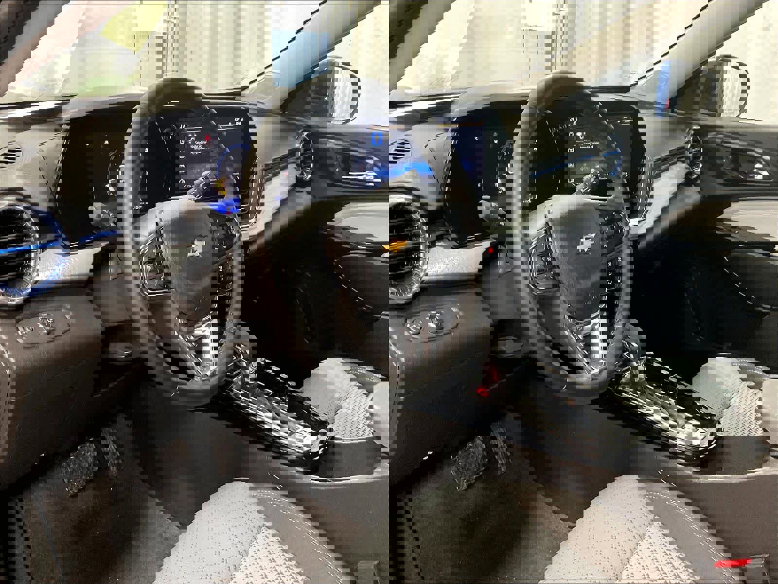 Used 2025 Chevrolet Trax LT w/ LT Convenience Package image 8