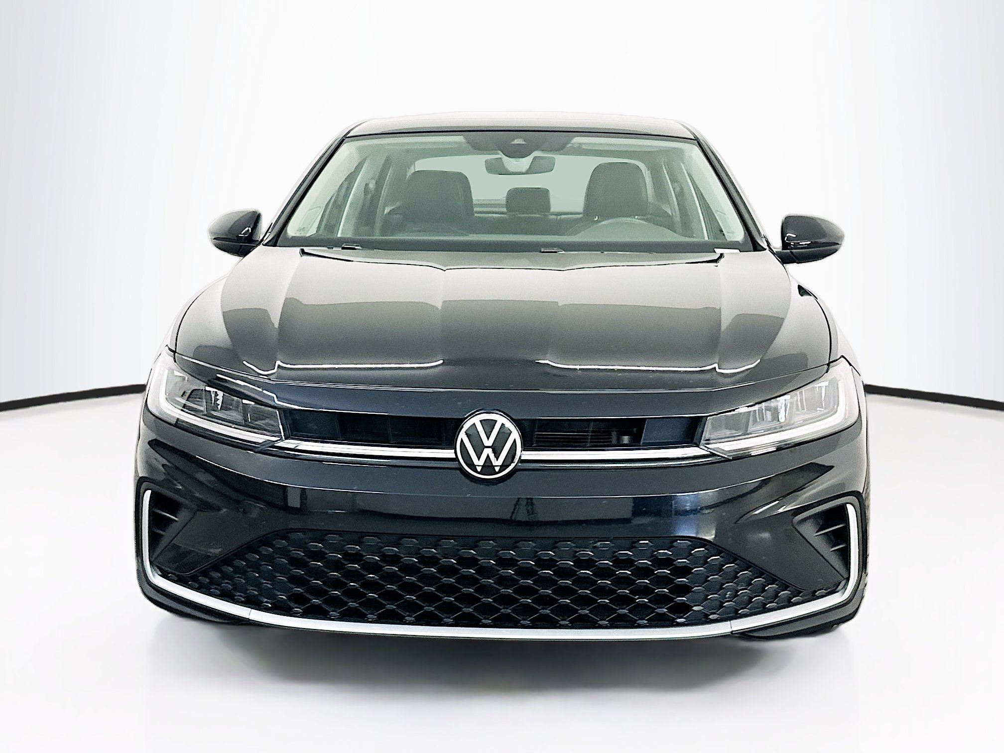 Used 2025 Volkswagen Jetta SE FWD image 2
