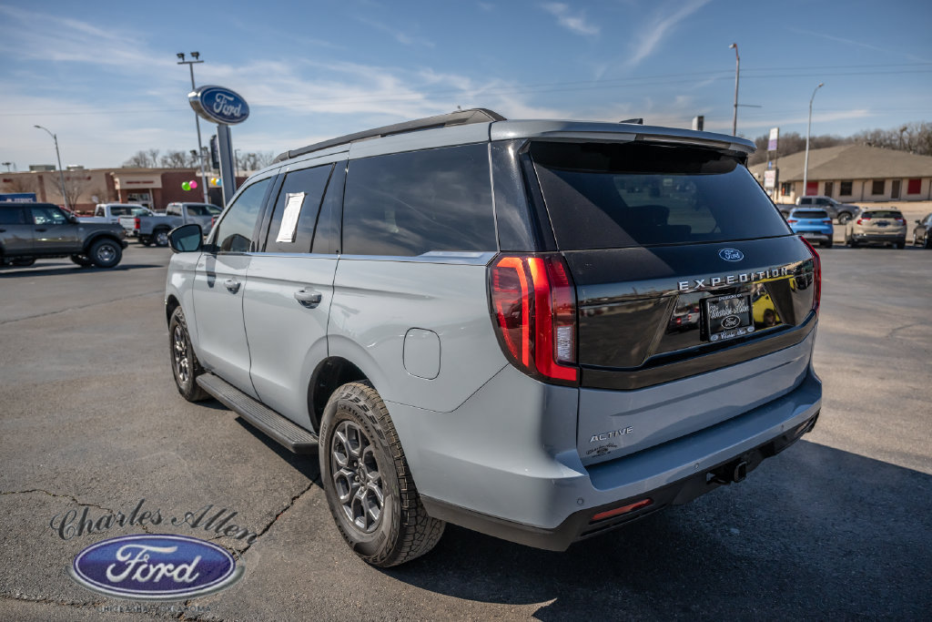 Used 2025 Ford Expedition Active AWD/4WD image 5