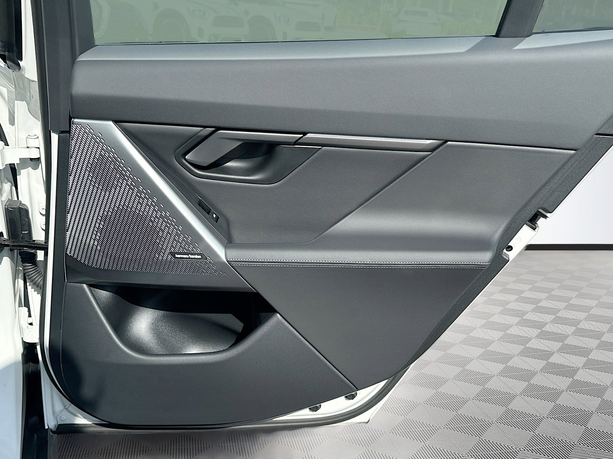 Used 2025 BMW i5 eDrive40i w/ Premium Package image 32