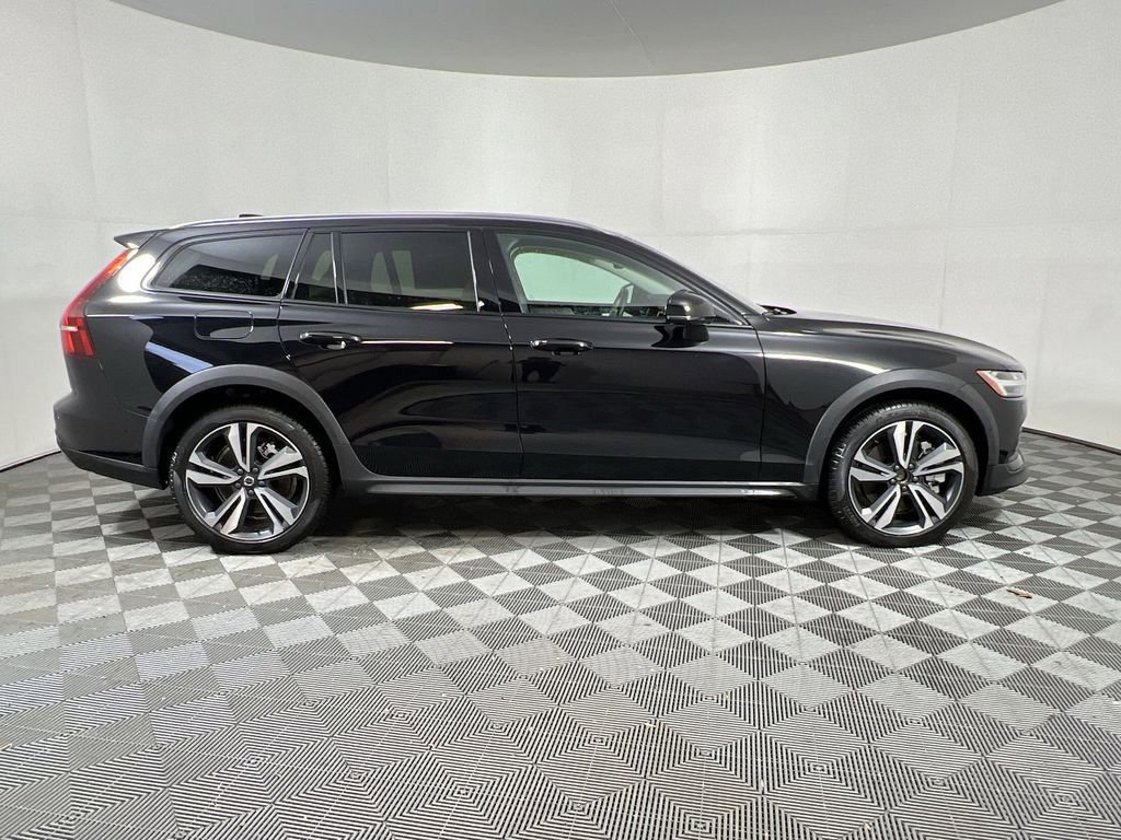 Certified 2025 Volvo V60 B5 Cross Country Plus image 13