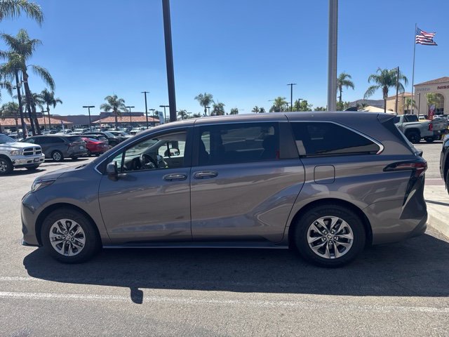 Used 2023 Toyota Sienna LE FWD image 6
