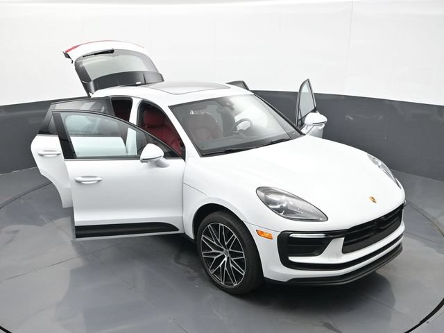 Certified 2025 Porsche Macan AWD/4WD image 32