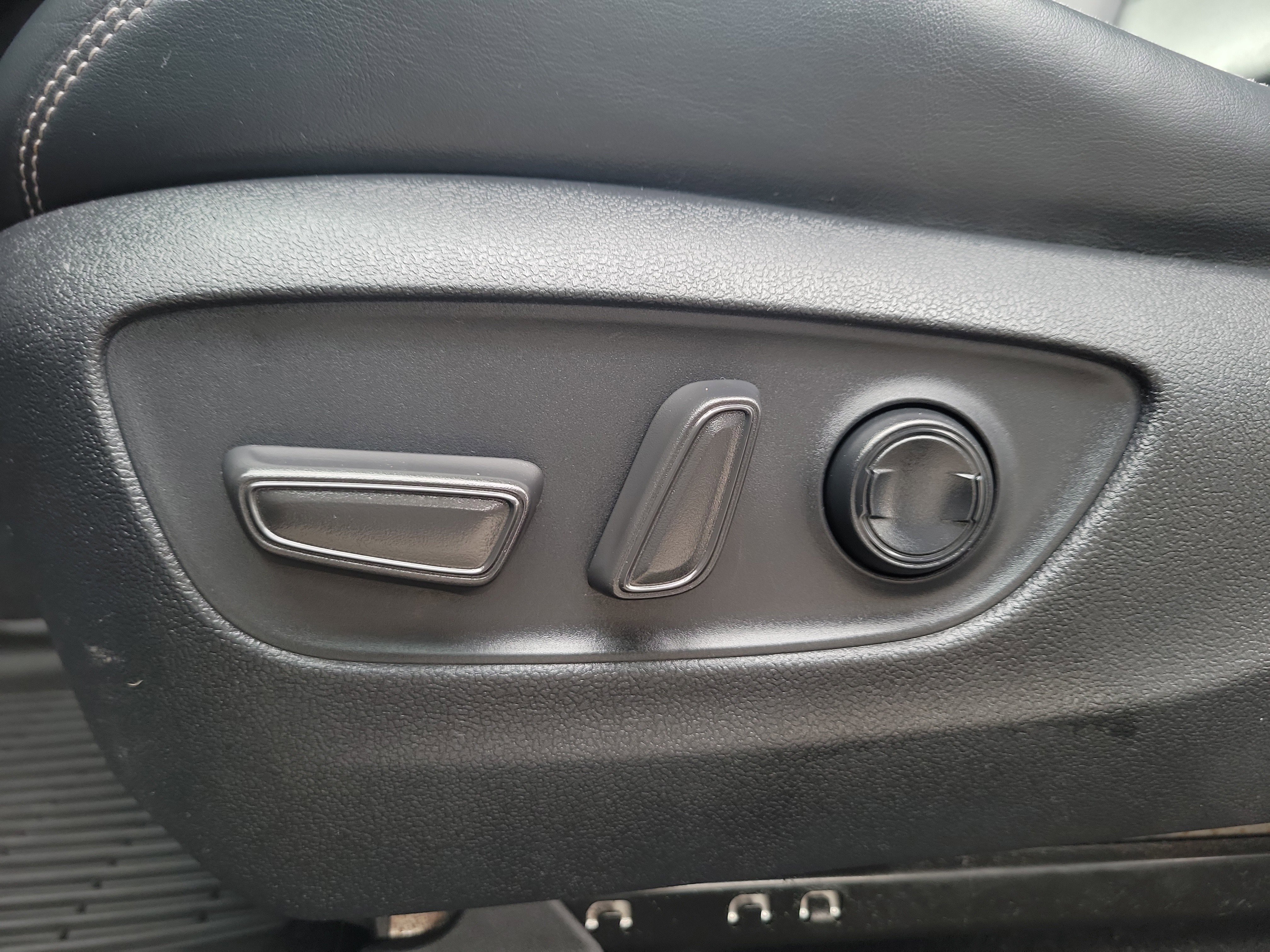 Used 2020 Toyota RAV4 XLE Premium image 19