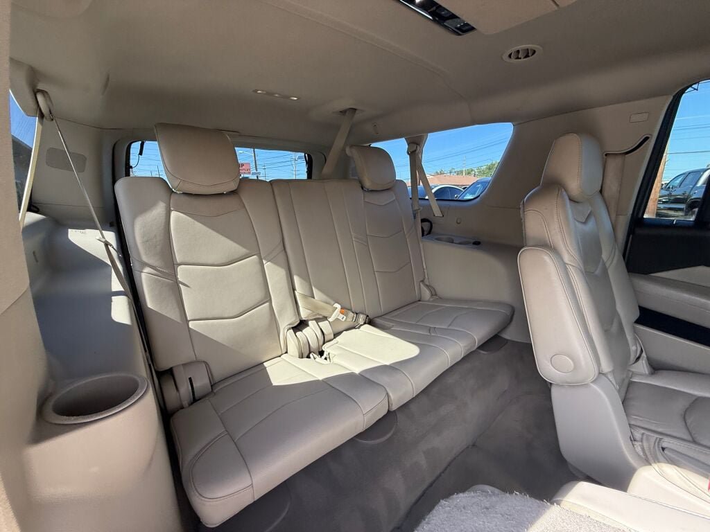 Used 2018 Cadillac Escalade ESV Premium Luxury w/ LPO, Radiant Package AWD/4WD image 28