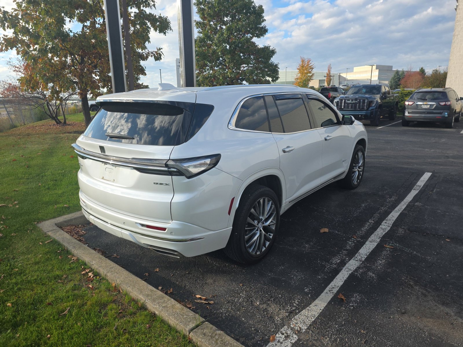 Used 2025 Buick Enclave Avenir FWD image 5