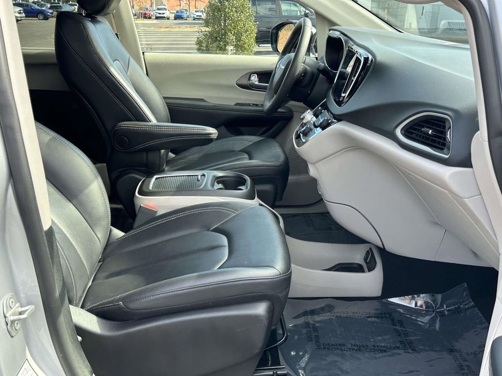 Used 2024 Chrysler Pacifica Touring-L image 6