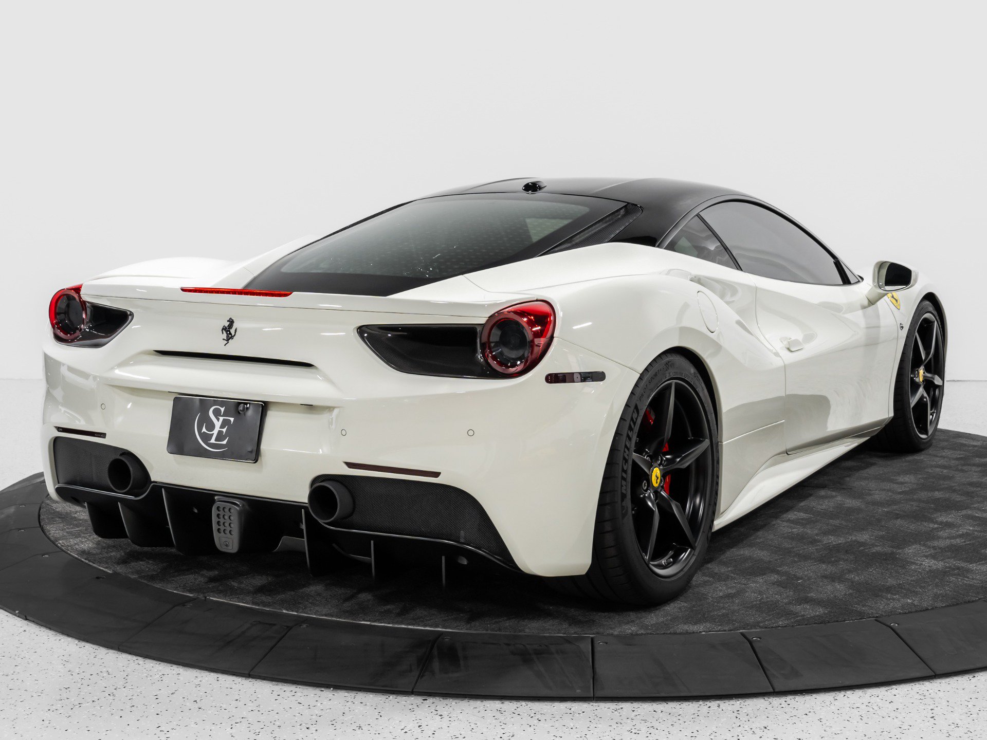 Used 2016 Ferrari 488 GTB RWD image 8
