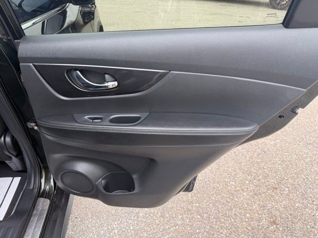 Used 2018 Nissan Rogue SV w/ Premium Package image 16