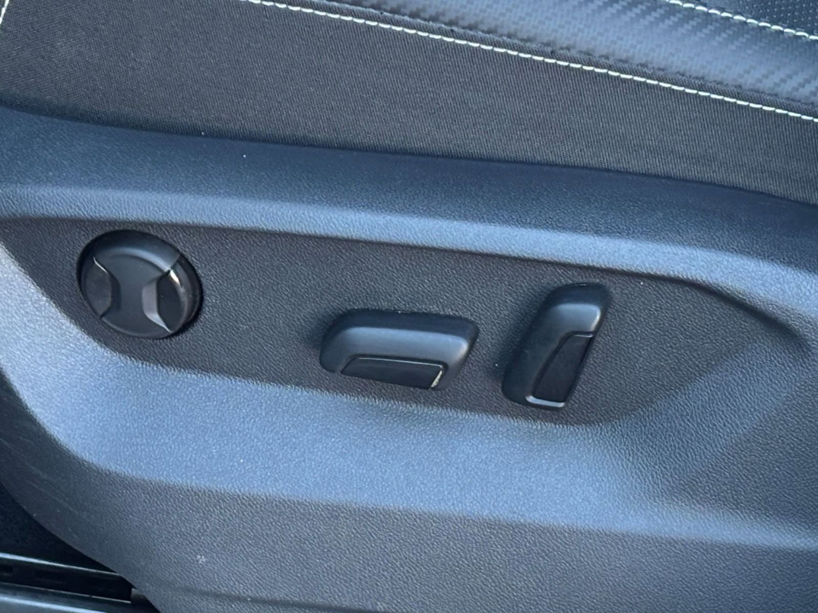 Used 2025 Volkswagen Atlas Cross Sport SE FWD image 22