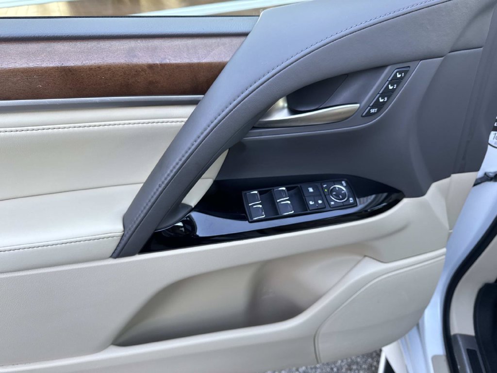 Used 2021 Lexus LX 570 4WD w/ Luxury Package image 18